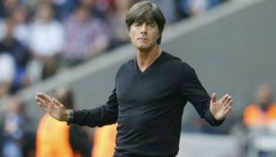 Joachim Löw durante un duelo de la selección de Alemania 