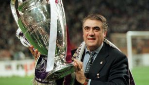 El expresidente Sanz levantando la Champions League 
