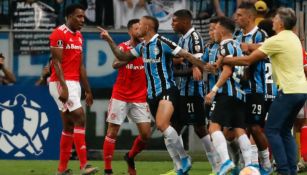 Acción en el Inter de Porto Alegre vs Gremio 