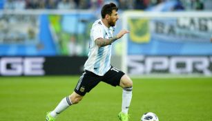 Messi conduce el balón en un juego con Argentina