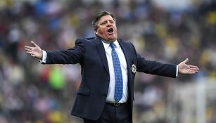 Miguel Herrera en un partido con América