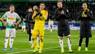 Jugadores del Mönchengladbach saludan a su afición