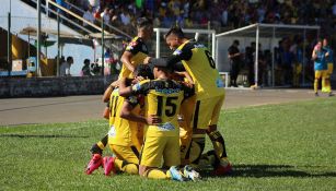 Los jugadores de Once Deportivo festejan gol durante un partido