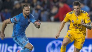 Maxime Chanot y Gignac pelea un balón en EU