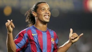 Ronaldinho festeja una anotación con el Barcelona 