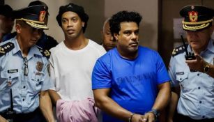 Ronaldinho y su hermano entrando a la cárcel 