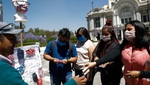 Ciudadanos compran cubrebocas en el Centro Histórico de la CDMX