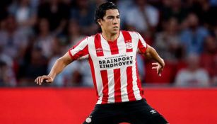 Erick Gutiérrez durante un duelo con el PSV