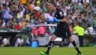 Agustín Marchesín celebrando un gol en su paso por América