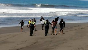 Campeón de surf detenido en Costa Rica por entrar a playa cerrada por coronavirus