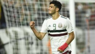 Raúl Jiménez festeja un gol con el Tri