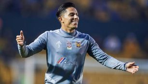 Carlos Salcedo sonríe previo a un juego de Tigres