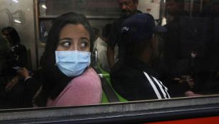 Mujer con cubrebocas en el trasporte público