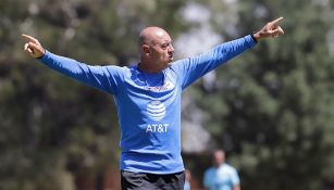 Sánchez Sola en un entrenamiento con Puebla