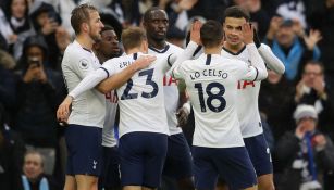 Jugadores del Tottenham celebran una anotación