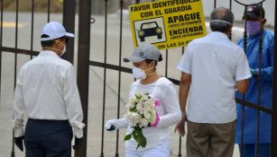 Personas intentan despedir a sus muertos en Guayaquil