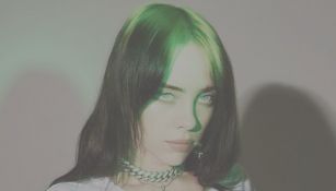 Billie Eilish posa en una alfombra roja 