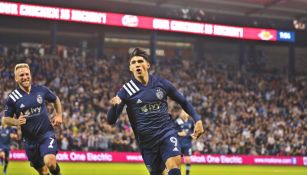 Alan Pulido celebrando un gol con Sporting Kansas City