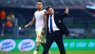 Nico Castillo y Miguel Herrera en el Estadio Azteca