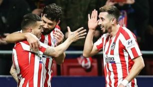 Atlético de Madrid: Héctor Herrera festeja un gol con sus compañeros