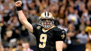 Brees festeja un TD con los Saints