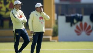 Giber Becerra y Miguel Herrera observando el entrenamiento azulcrema