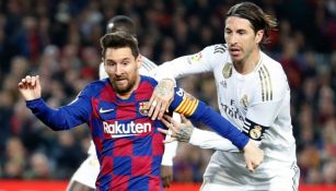 Lionel Messi y Sergio Ramos peleando un esférico