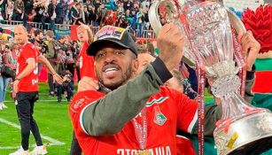 Jefferson Farfán con un trofeo quistado con el Lokomotiv