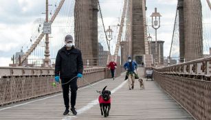 Personas caminando en el Brooklyn Bridge