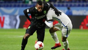 Borja conduce un balón durante su etapa con el Atlético Nacional