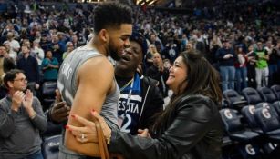 Jacqueline Cruz con Karl-Anthony Towns