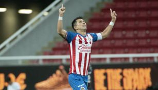 Jesús Molina celebra un gol con Chivas