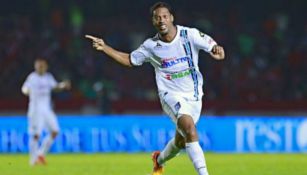 Ronaldinho en festejo como jugador de Querétaro