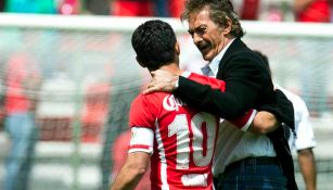 La Volpe abraza a Sinha después de un juego del Toluca