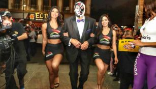 Mil Máscaras arriba a la Arena México en compañía de dos edecanes 