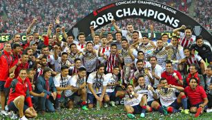 Chivas tras recibir el trofeo de campeón de Concacaf 