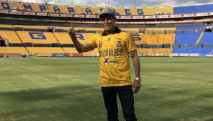 Julio César Chávez posa con la camiseta de Tigres 