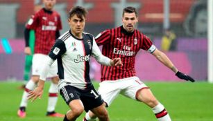 Dybala pelea el balón en juego ante Milan