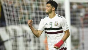 Raúl Jiménez festeja un gol con el Tri 