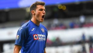 Santiago Giménez celebrando un gol con Cruz Azul