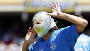 Místico Pereyra y otros jugadores que celebraron con máscaras 