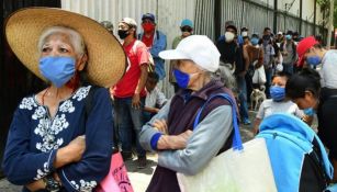Gente de escasos recursos recibe alimento en la CDMX