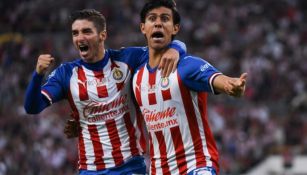 Jugadores de Chivas celebrando un gol