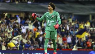 Guillermo Ochoa en un partido con América