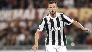 Miralem Pjanic durante un duelo con la Juventus 