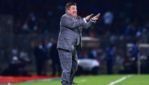 Miguel Herrera se molesta por las acciones de su equipo