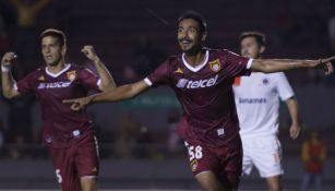 Taufic Guarch celebra un gol con Tecos