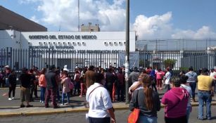 Familiares rompieron puerta del Penal de Chalco