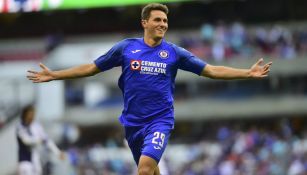 Santiago Giménez festeja un gol con Cruz Azul