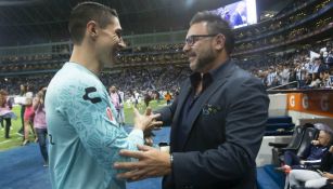 Hugo González y Antonio Mohamed en saludo